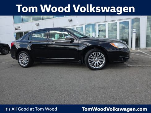 Used 2013 Chrysler 200 Limited FWD image 1