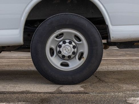 Used 2017 Chevrolet Express 2500 image 37