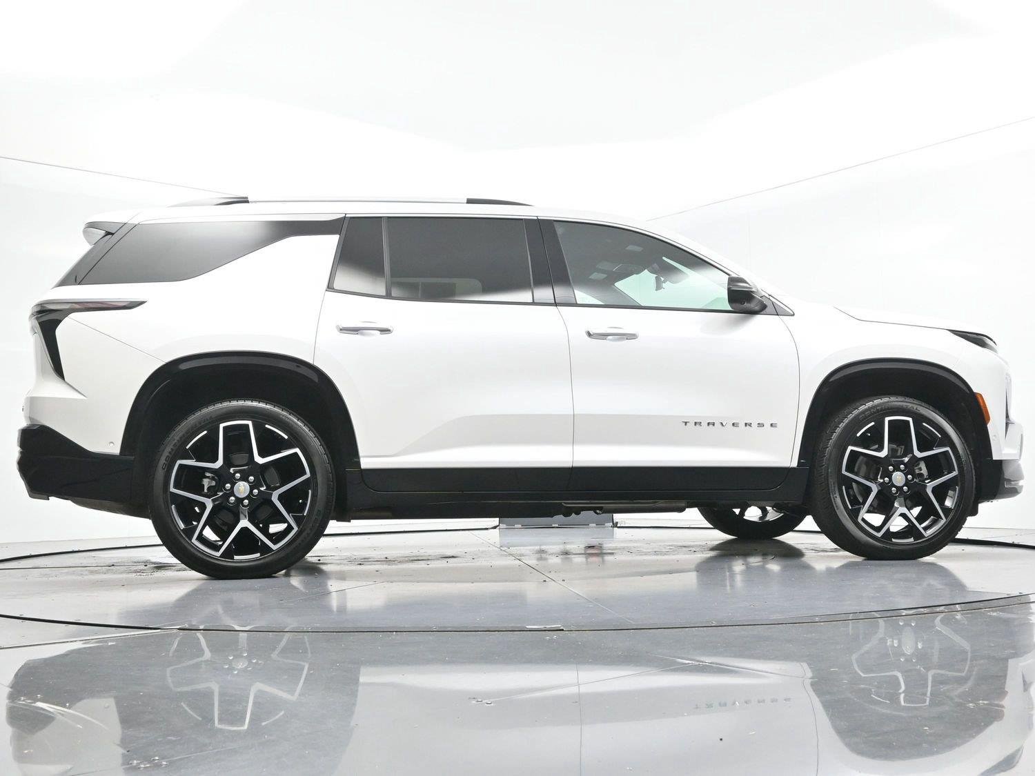 Used 2025 Chevrolet Traverse High Country FWD image 56