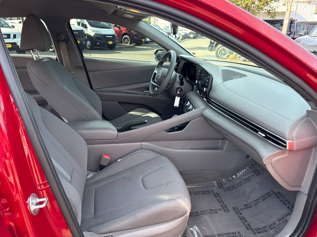 Used 2022 Hyundai Elantra SE FWD image 9