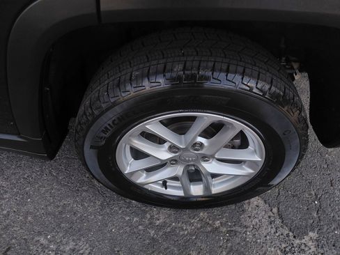 Used 2024 Jeep Grand Cherokee Laredo X AWD/4WD image 22