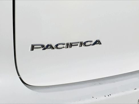Certified 2024 Chrysler Pacifica Touring-L image 9