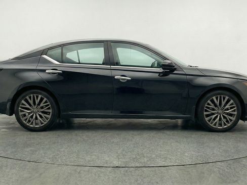 Used 2025 Nissan Altima 2.5 SV image 11