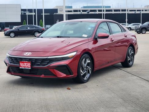 Used 2025 Hyundai Elantra SEL FWD image 3