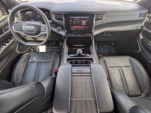 Used 2024 Jeep Wagoneer L Series II image 31