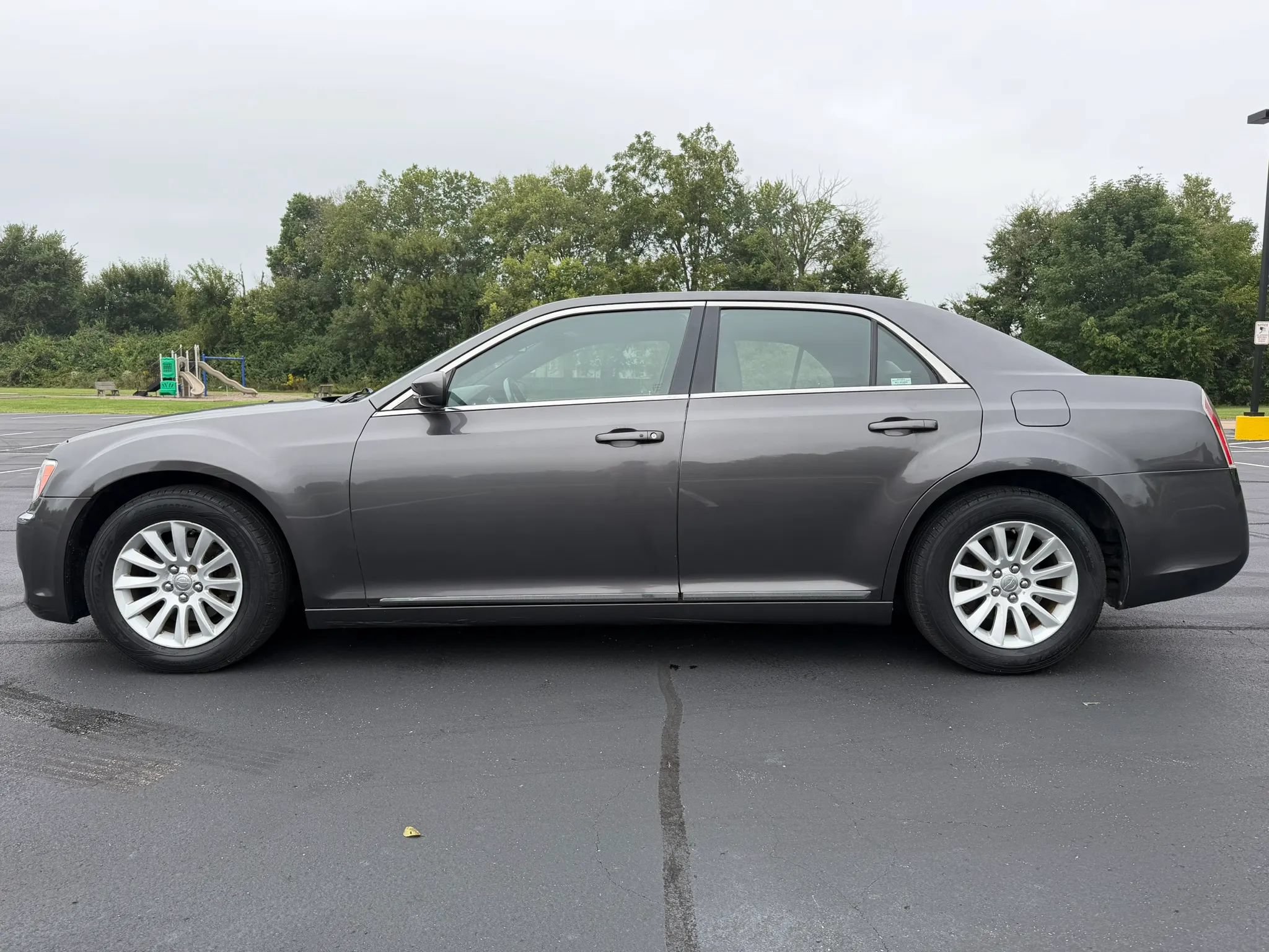Used 2013 Chrysler 300 RWD image 2