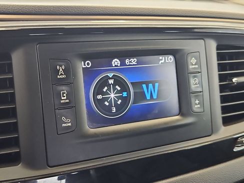 Used 2017 Chrysler Pacifica Touring-L FWD image 18