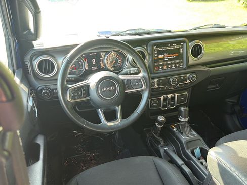 Used 2018 Jeep Wrangler Unlimited Sahara AWD/4WD image 17