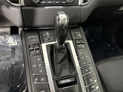 Certified 2017 Porsche Macan AWD/4WD image 33