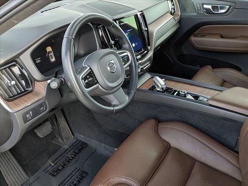Used 2022 Volvo XC60 B5 Inscription image 10