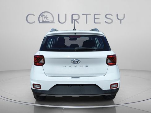 Used 2024 Hyundai Venue SEL FWD image 4