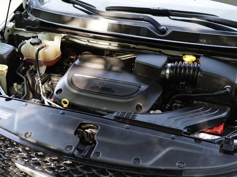 Used 2023 Chrysler Pacifica Touring-L FWD image 31