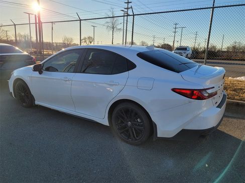 Used 2025 Toyota Camry SE w/ Convenience Package image 4