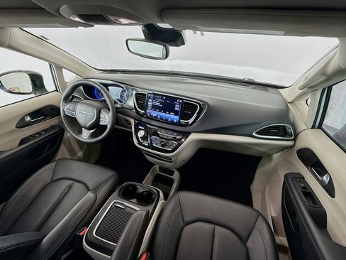 Used 2024 Chrysler Pacifica Touring-L FWD image 23