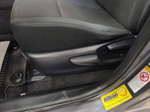 Used 2018 Toyota RAV4 LE image 8