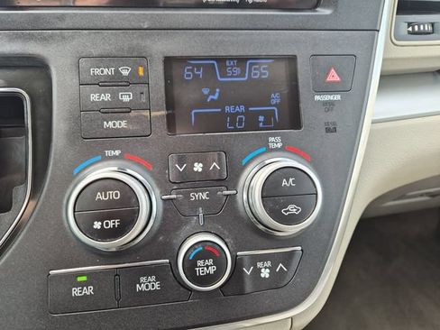Used 2019 Toyota Sienna LE AWD/4WD image 17