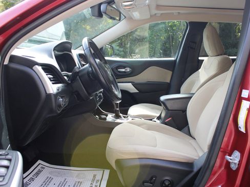 Used 2017 Jeep Cherokee Latitude w/ Comfort/Convenience Group image 21