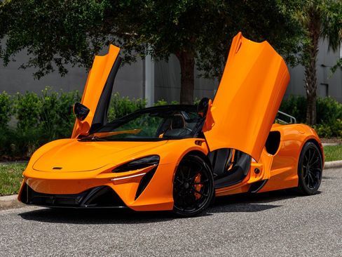 Used 2025 McLaren Artura Spider RWD image 32