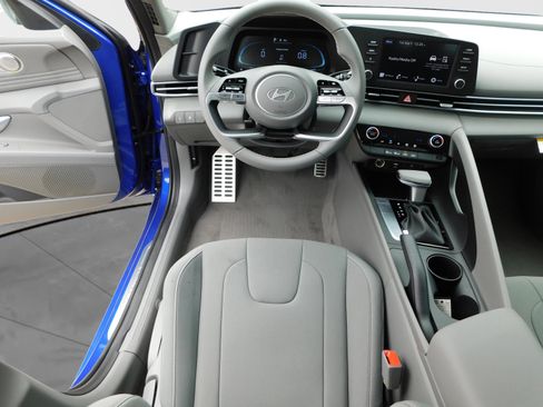 Certified 2025 Hyundai Elantra Sport FWD image 12