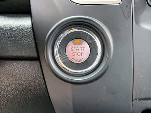 Used 2019 Nissan Titan SV w/ SV Convenience Package image 34