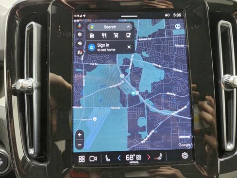 Used 2024 Volvo XC40 B5 Core image 2