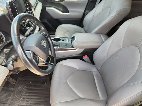 Certified 2021 Toyota Highlander Limited FWD image 13