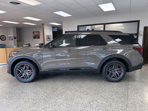 New 2026 Ford Explorer ST-Line w/ ST-Line Street Pack image 4