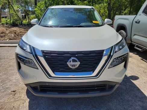 Used 2023 Nissan Rogue SV image 2