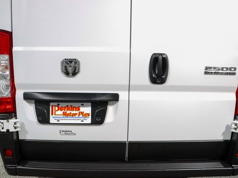 Used 2024 RAM ProMaster 2500 w/ Convenience Group FWD image 8