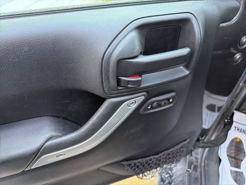 Used 2017 Jeep Wrangler Unlimited Sahara w/ Connectivity Group image 23