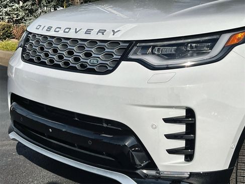 Used 2024 Land Rover Discovery Metropolitan Edition image 9