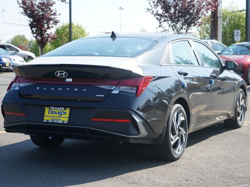 New 2025 Hyundai Elantra SEL image 5
