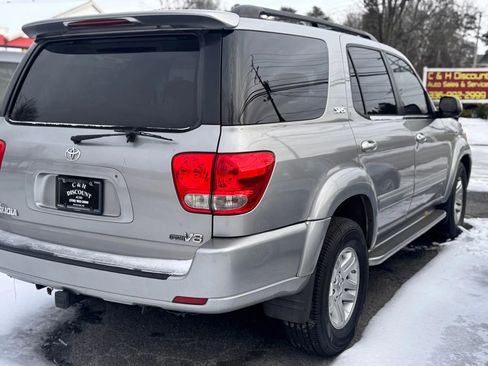 Used 2005 Toyota Sequoia SR5 image 3