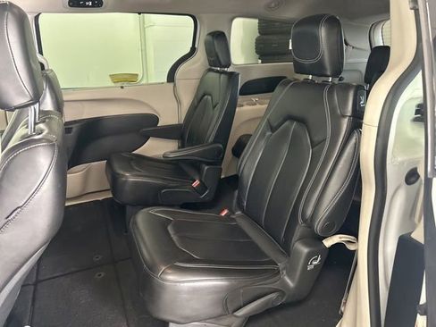Used 2023 Chrysler Pacifica Touring-L FWD image 15
