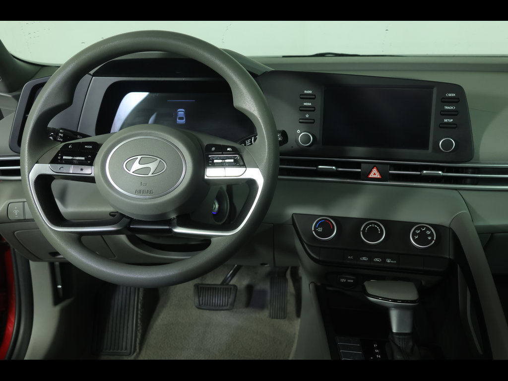 Used 2024 Hyundai Elantra SE FWD image 13