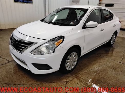 Used 2018 Nissan Versa SV image 4