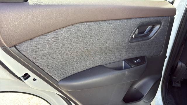 Used 2023 Nissan Rogue S FWD image 14