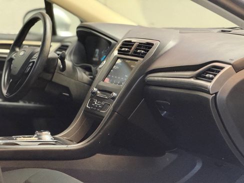 Used 2018 Ford Fusion SE FWD image 2