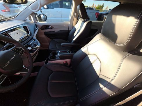 Used 2024 Chrysler Pacifica Touring-L FWD image 7