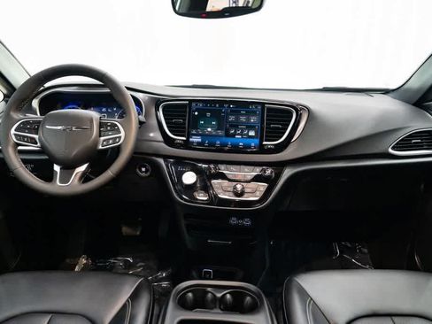 Used 2025 Chrysler Pacifica Select FWD image 10