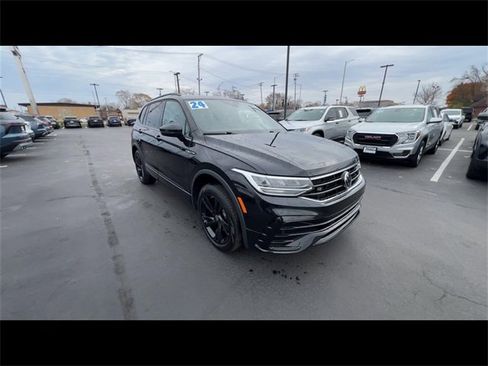 Used 2024 Volkswagen Tiguan SE R-Line image 2