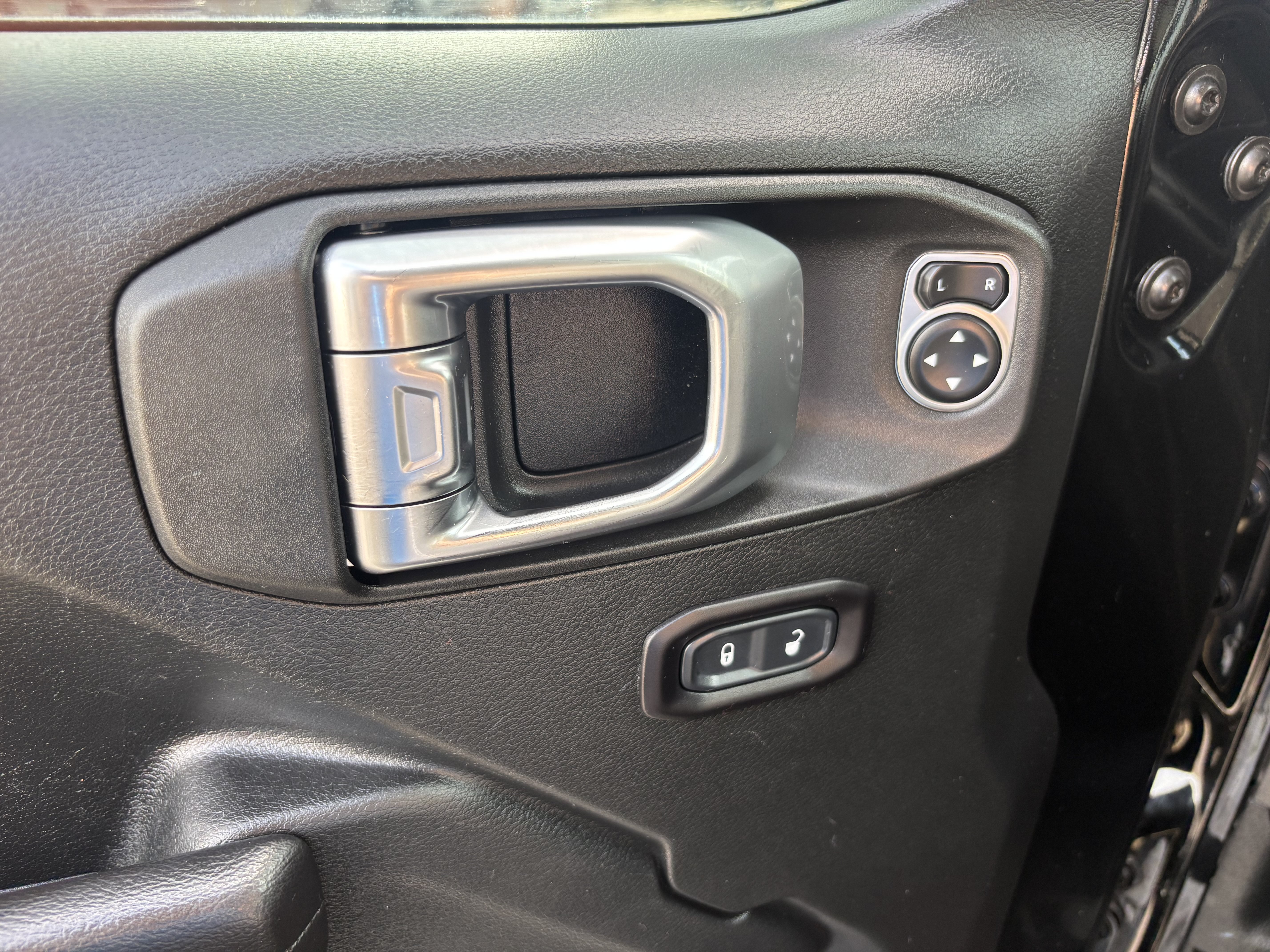 Used 2018 Jeep Wrangler Unlimited Sport S AWD/4WD image 22