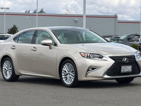 Used 2017 Lexus ES 350 w/ Luxury Package FWD image 5