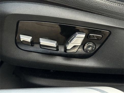 Used 2021 BMW 740i w/ M Sport Package image 29