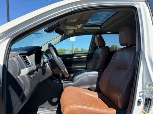 Used 2019 Toyota Highlander Limited image 9