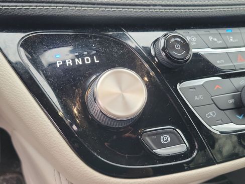 Used 2022 Chrysler Pacifica Limited w/ Uconnect Theater Family Group image 16