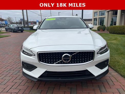 Used 2025 Volvo V60 B5 Cross Country Plus image 3
