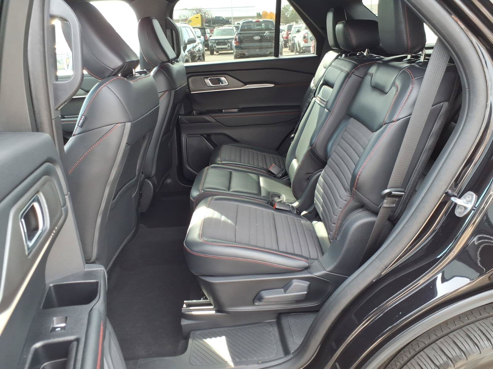 Used 2025 Ford Explorer ST-Line w/ ST-Line Street Pack AWD/4WD image 14
