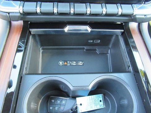 Used 2025 GMC Yukon XL Denali image 24