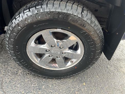 Used 2010 GMC Canyon SLE image 16